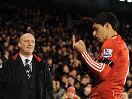 Luis Suarez bị FA điều tra về vụ "Ngón tay thối" - 1 Luis Suarez bị FA điều tra về vụ "Ngón tay thối" - 1