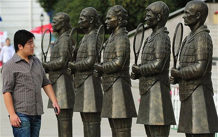 Góc ảnh thể thao: Những bức tượng đẹp và xấu  - 3