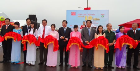 Hội chợ thành tựu 10 năm xây dựng và phát triển ĐBSCL