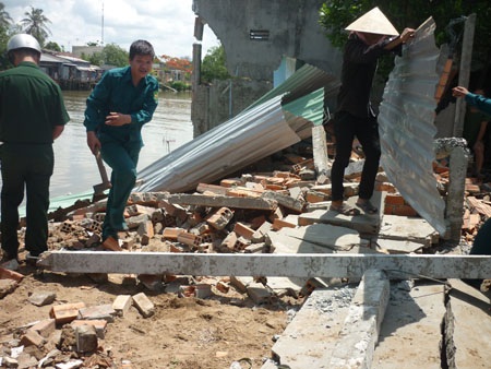 Sạt lở, 3 căn nhà không phép đổ ập xuống sông