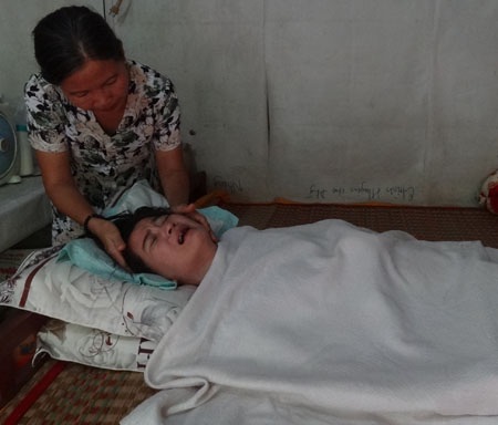 Cha hoa hậu Thu Thảo đã bồi thường cho nạn nhân - 1 Sau tai nạn cô giáo Xuân đã phải sống cảnh đời thực vật 6 năm nay