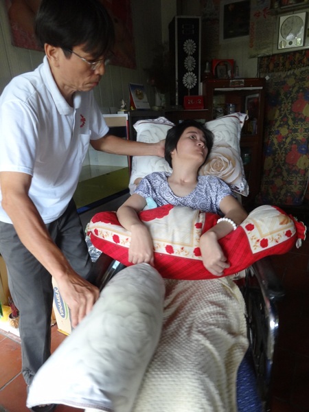 Ông Ngợi bên con gái phải sống đời thực vật suốt 6 năm nay