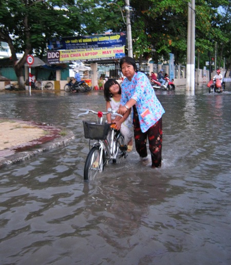 Nhiều tuyến phố ngập sâu vì triều cường - 1 Đi lại khó khăn...