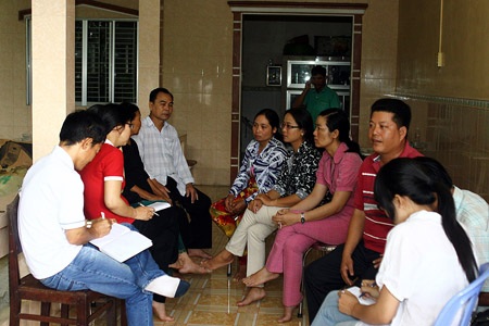 Cuộc hôn nhân chớp nhoáng của cô dâu Việt tự tử cùng hai con - 3 Chị Bùi Thị Huyền, chị dâu của Phương xót thương em dâu chỉ biết xem hình hai cháu.