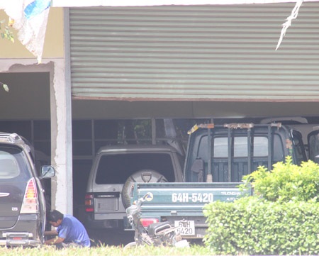 Chiếc xe xanh một lần nữa lại được ai đó dán kín lại