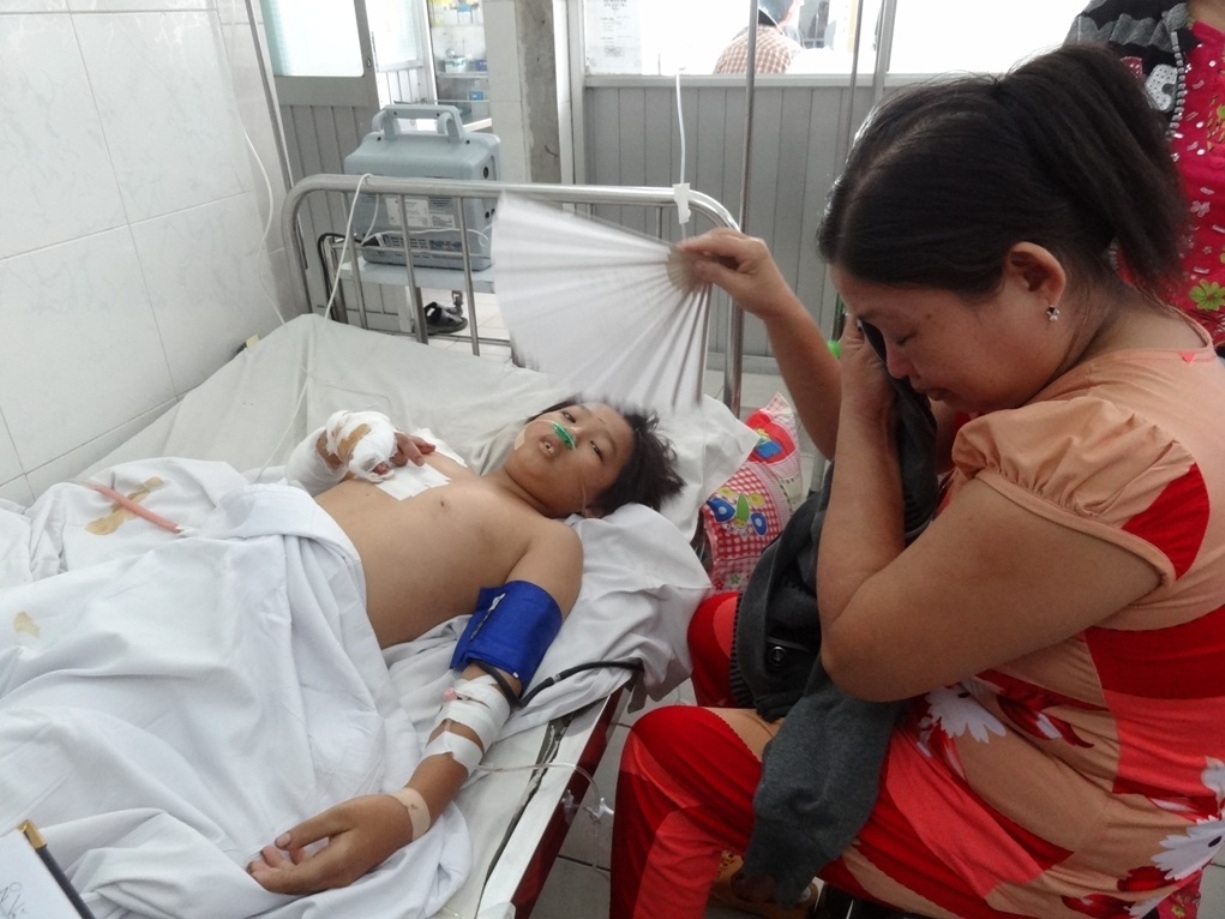 Cháu Nguyễn Minh Trường đang cấp cứu tại bệnh viện Nhi đồng Cần Thơ trong tình trạng rất nặng