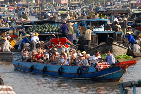 "Bập bềnh" chợ nổi Cần Thơ - 3 Tấp nập du khách và thuyền ghe trên chợ nổi
