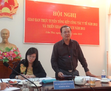 Ông Lê Hùng Dũng (đứng) nhấn mạnh việc nâng cao y đức không tốn tiền