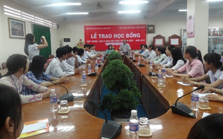 Nhà báo Phan Huy công bố quyết định trao học bổng cho các em sinh viên Đại học Cần Thơ.