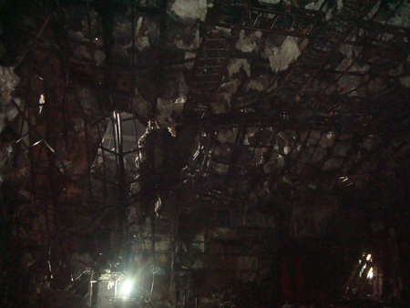 Ngọn lửa đã thiệu rụi toàn bộ hệ thống âm thanh, ánh sáng, nội thất vũ trường (ảnh Phạm Tâm)