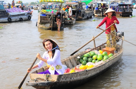 "Bập bềnh" chợ nổi Cần Thơ - 5 Cô gái Cần Thơ chèo thuyền bán hàng trên chợ nổi