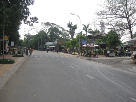 Dãy nhà hàng, ki-ốt, bãi giữ xe ở khu cổng chùa đã được đưa vào hoạt động