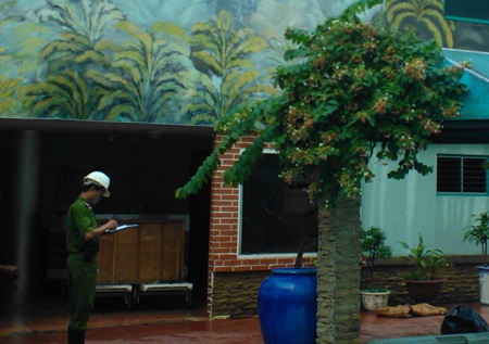 Lộ nguyên nhân cháy sàn nhảy lớn nhất Cần Thơ - 1 Công an kiểm tra hiện trường vụ cháy (ảnh Phạm Tâm).