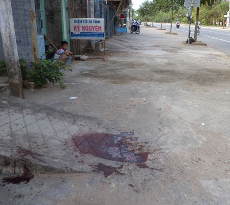 Vết máu ở hiện trường, khi 2 ông đang tụng kinh thì bất ngờ bị chém