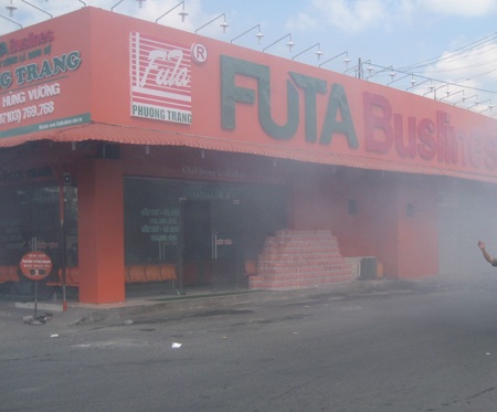 Khói bụi mịt mù bay ra từ nhà chờ của công ty Phương Trang