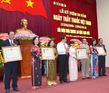 Sở y tế Cần Thơ nhận huân chương lao động hạng nhất - 1 Các tập thể và cá nhân của ngành y tế nhận Huân chương lao động của chủ tịch nước tặng