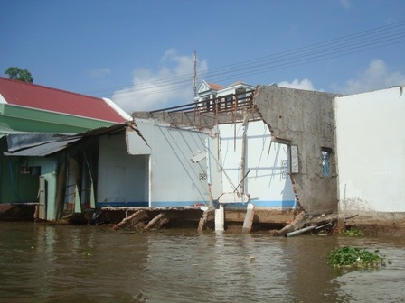 7 căn nhà bị đổ sụp xuống sông nhưng rất may không ai bị thương vong