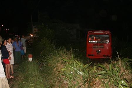 Đến 21 giờ cùng ngày chiếc xe được 2 xe cứu hộ khác kéo lên bờ