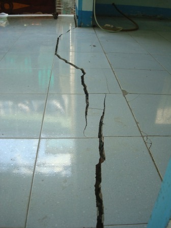 Những vết nứt lớn xuất hiện trên nhà người dân.