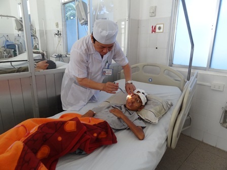 Vụ 3 mẹ con tử nạn: Cháu bé sống sót không biết mẹ và em đã mất - 2 Bác sĩ Hoàng Xuân Thục đang khám bệnh cho cháu Nghiêm