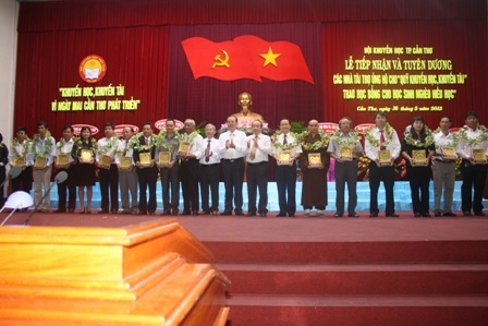 Cần Thơ: Tuyên dương các cá nhân và tập thể vì sự nghiệp Khuyến học - 1 Các cá nhân, tập thể nhận hoa và kỷ niệm chương của Hội khuyến học TP Cần Thơ trao tặng