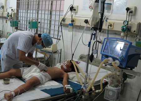 Em Quang đang cấp cứu ở bệnh viện trong tình trạng nguy kịch