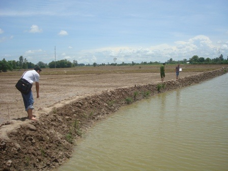 Bãi đất nơi các em đá bóng và hố nước nơi các em tắm