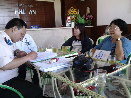 Đại diện Cục thi hành án dân sự TPHCM làm việc với các hộ dân có nhà bị phát mãi