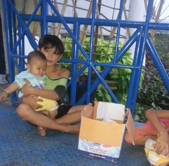 Anh em nhà Lâm Tâm Như ngồi ăn xin ở bến Ninh Kiều