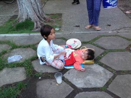 Những cảnh như thế này diễn ra ngày đêm ở bến Ninh Kiều