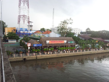Bờ kè "triệu đô" thành quán nhậu, chính quyền đùn đẩy nhau - 1 Bờ kè bị doanh nghiệp lấn chiếm trở thành quán nhậu Mekong nằm ngay sau lưng UBND TP Cần Thơ