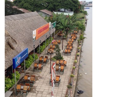 Bờ kè "triệu đô" thành quán nhậu, chính quyền đùn đẩy nhau - 2 Toàn cảnh bờ kè bị lấn chiếm thành quán nhậu