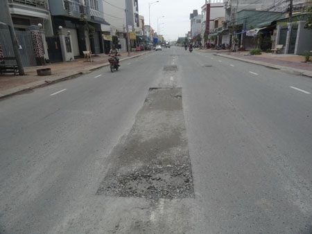 Đường 30 tỷ vừa khánh thành đã đầy... “ổ gà” - 1 Đường vành đai phi trường vừa khánh thành đã xuất hiện hàng loạt ổ gà, ổ trâu