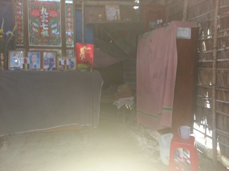 Đau thương, nghèo khó bao trùm lên gia đình mẹ con sản phụ tử vong - 2 Căn nhà tranh, nền đất trống trước dột sau của gia đình chị Phượng