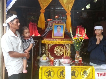 Vụ tử vong 2 mẹ con sản phụ: Nhiều uẩn khúc cần làm rõ - 1 Căn nhà chị Phượng bao trùm một không khí tang tương, còn gái chị khóc tìm mẹ suốt buổi