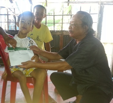 Nhà báo Phan Huy trao tiền cho cháu Thắm