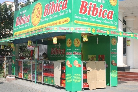 Bánh trung thu chỉ dành cho... người lớn - 3 Tiệm bán bánh của Bibica nằm ngay đại lộ Hòa Bình cũng vắng bóng khách hàng