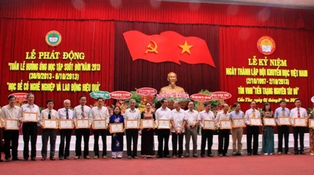 Tưng bừng tổ chức Tuần lễ hưởng ứng học tập suốt đời - 1 Các cán bộ, giáo viên có thành tích xuất sắc trong công tác khuyến học, khuyến tài. (Ảnh: Phạm Tâm)