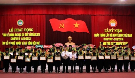 Tưng bừng tổ chức Tuần lễ hưởng ứng học tập suốt đời - 2 Các em Tiền trạng nguyên Tây Đô nhận bằng khen và tiền thưởng. (Ảnh: Phạm Tâm)