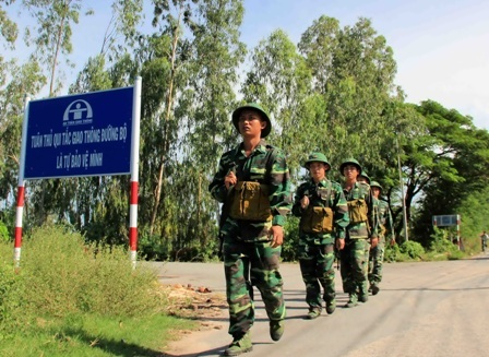 Theo chân bộ đội biên phòng nơi cửa khẩu