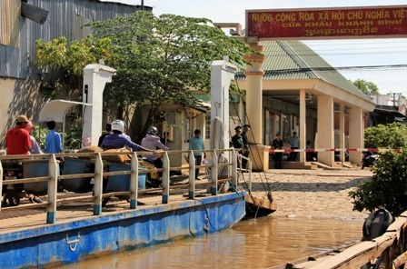 Bến phà ngay cửa khẩu Khánh Bình được kiểm tra rất chặt chẽ.