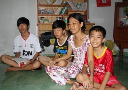 Chị Tú bên các con sáng ngày 29/10