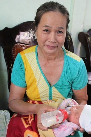 Cứu kịp thời một trẻ sơ sinh bị chôn sống - 2 Bà Đỗ Thị Công đang chăm sóc đứa trẻ