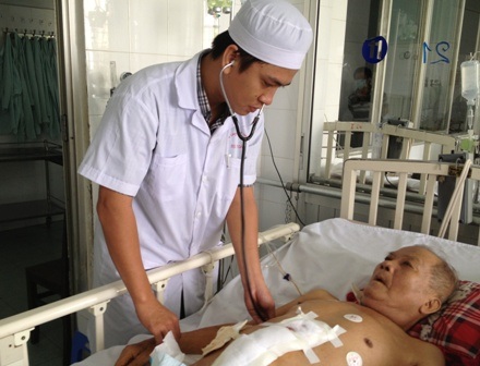 Bác sĩ đang kiểm tra lại vết mổ cho bệnh nhân Lê Văn Giáp