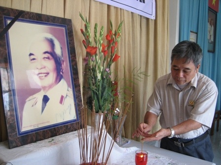 Một cựu chiến binh đang thắp hương cho Đại tướng
