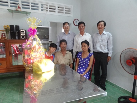 Bất thành hòa giải giữa bệnh nhân cắt 2 quả thận và bệnh viện - 1 Ban giám đốc BVĐKTP Cần Thơ trong một lần thăm gia đình bệnh nhân Hứa Cẩm Tú