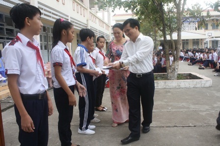 Ông Lưu Văn Nguyện - Giám đốc Công ty PV Oil Cần Thơ trao học bổng đến các em học sinh nghèo