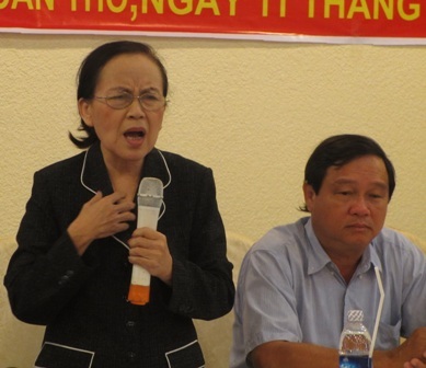 Vì sao bà Ba Sương nhường chức Chủ tịch cho chồng bà Diệu Hiền? - 1 Bà Trần Ngọc sương phát biểu tại đại hội cổ đông bất thường ngày 11/11