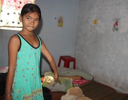 Bé Kim Chi chỉ căn phòng nơi phát hiện tên Tất hãm hiếp bà ngoại mình