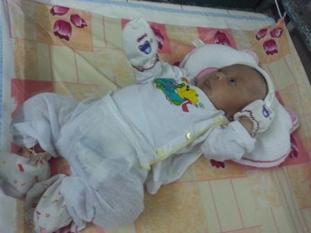 Bé sơ sinh nằm dưới hố đất được đưa vào trung tâm trẻ mồ côi - 1 Bé Trúc Mai, hiện 37 ngày tuổi, được đưa vào Trung tâm Nuôi dưỡng trẻ mồ côi và tàn tật chiều 12/1